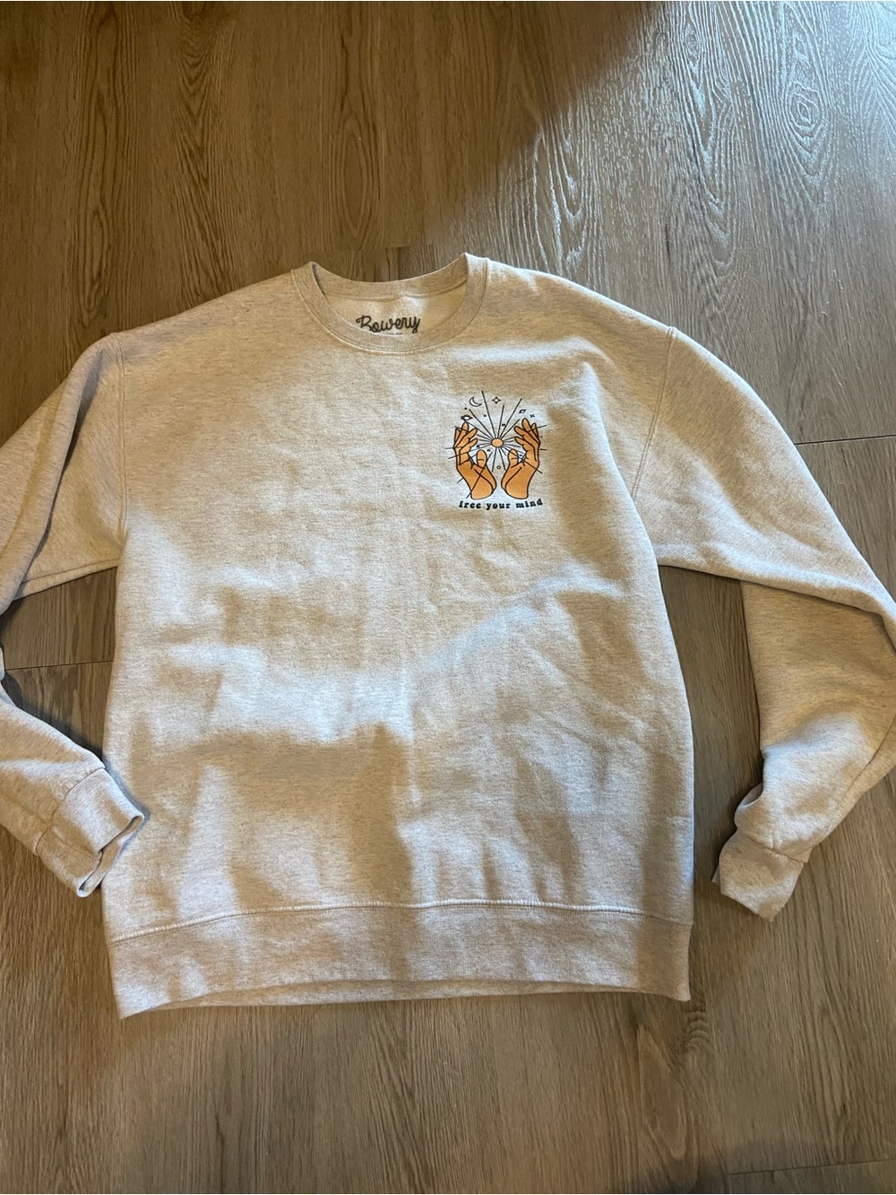Cream Crewneck Sweatshirt with 'Free Your Mind' Hand Graphic